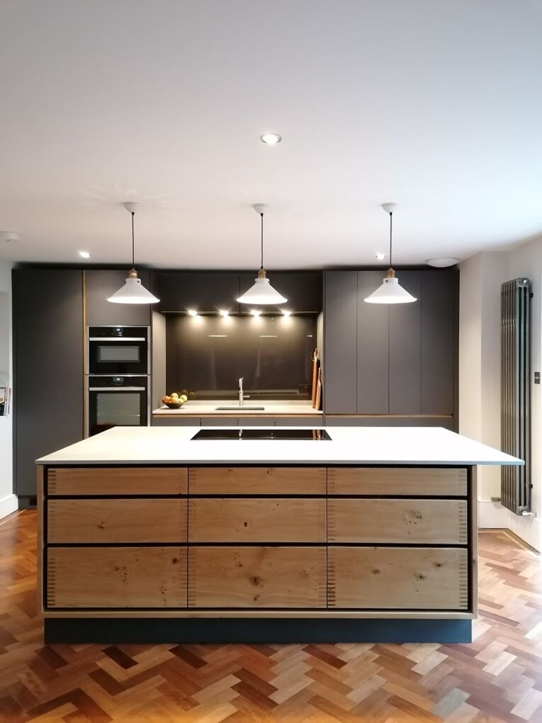 handleless-heart-oak-grain-matched-island-with-graphite-tall-cabinet-with-integrated-solid-oak-handleless-rail-delton-worktop-19-opt_orig